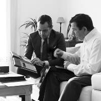 Cita con cliente para mostrar el muestrario de telas Cita con cliente para mostrar el muestrario de telas